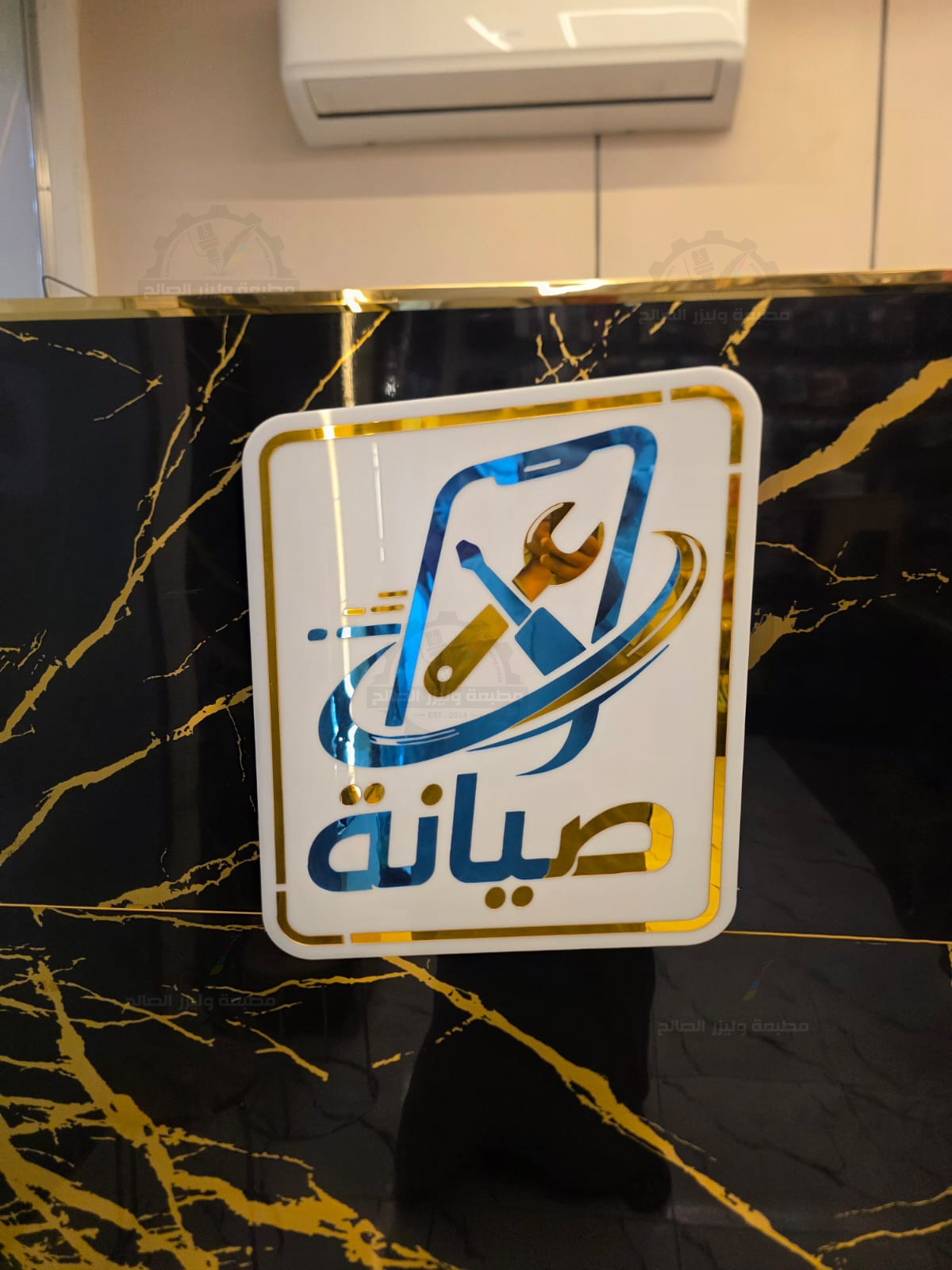 لوجو اكريلك فى اكريلك دهبي وازرق